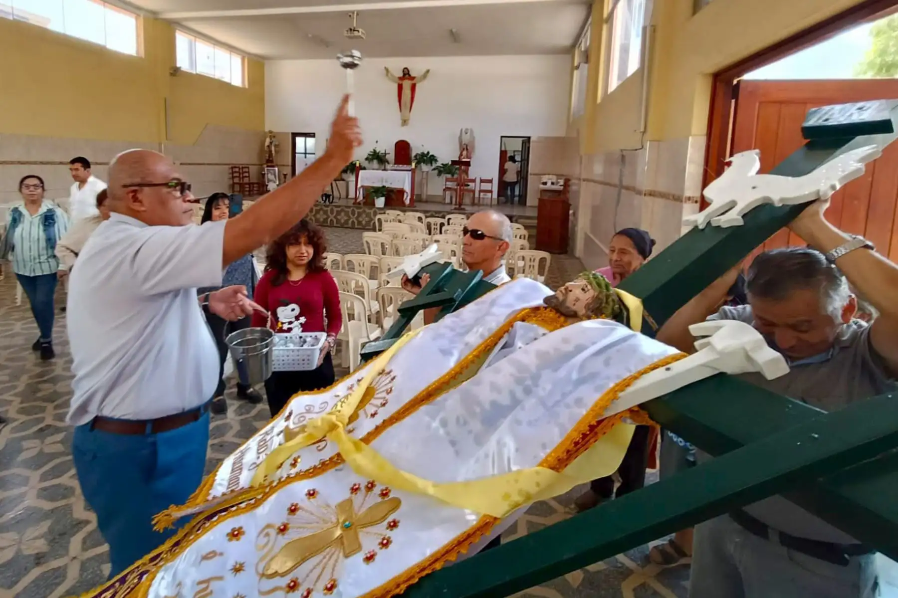 Este primer domingo de mayo, cientos de fieles celebran las Fiestas de las Cruces con tradiciones y rituales que unen a la comunidad en la fe y la esperanza, en la Parroquia Nueva Esperanza de Villa María del Triunfo.
Foto: Cortesía Walter Medina