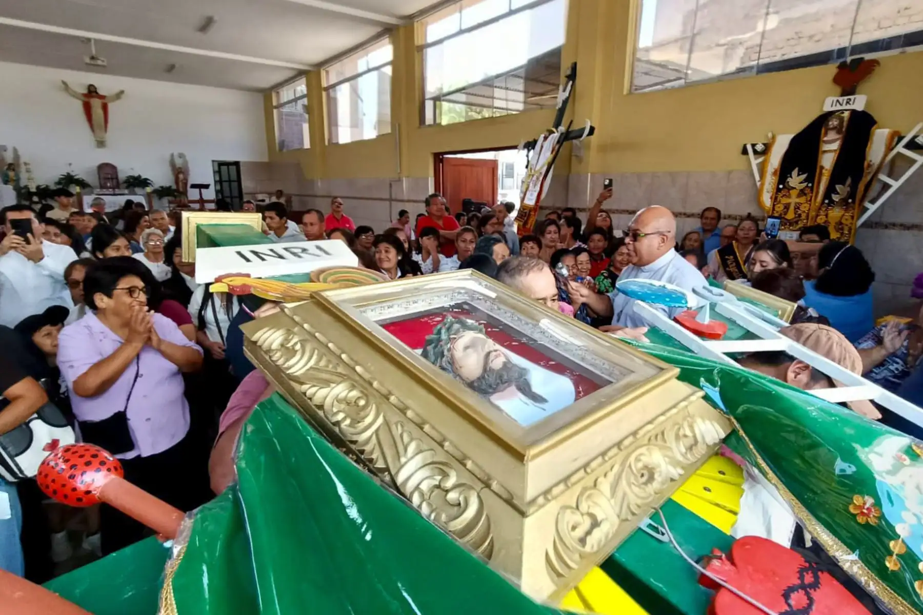 Este primer domingo de mayo, cientos de fieles celebran las Fiestas de las Cruces con tradiciones y rituales que unen a la comunidad en la fe y la esperanza, en la Parroquia Nueva Esperanza de Villa María del Triunfo.
Foto: Cortesía Walter Medina