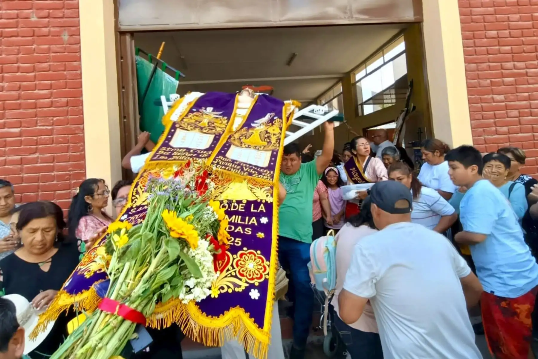 Este primer domingo de mayo, cientos de fieles celebran las Fiestas de las Cruces con tradiciones y rituales que unen a la comunidad en la fe y la esperanza, en la Parroquia Nueva Esperanza de Villa María del Triunfo.
Foto: Cortesía Walter Medina