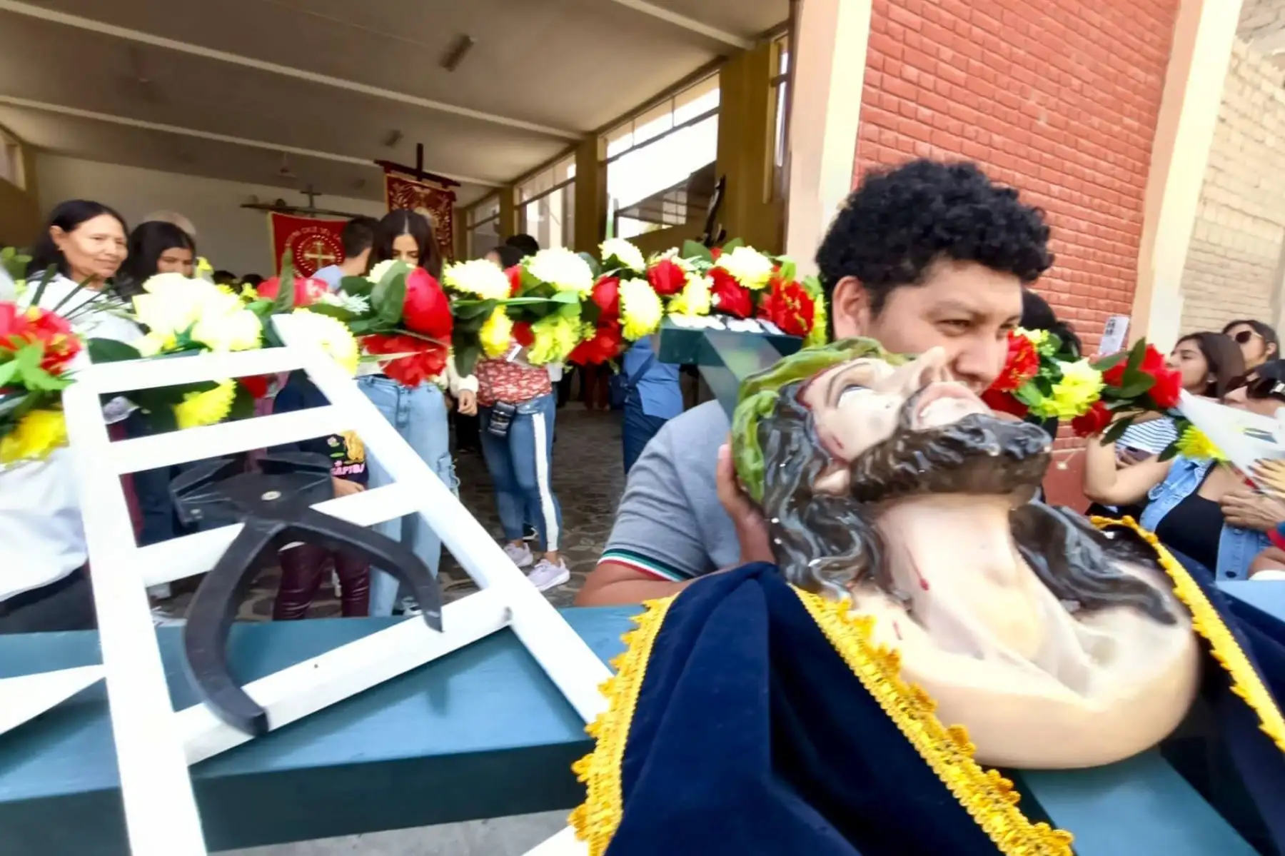 Este primer domingo de mayo, cientos de fieles celebran las Fiestas de las Cruces con tradiciones y rituales que unen a la comunidad en la fe y la esperanza, en la Parroquia Nueva Esperanza de Villa María del Triunfo.
Foto: Cortesía Walter Medina