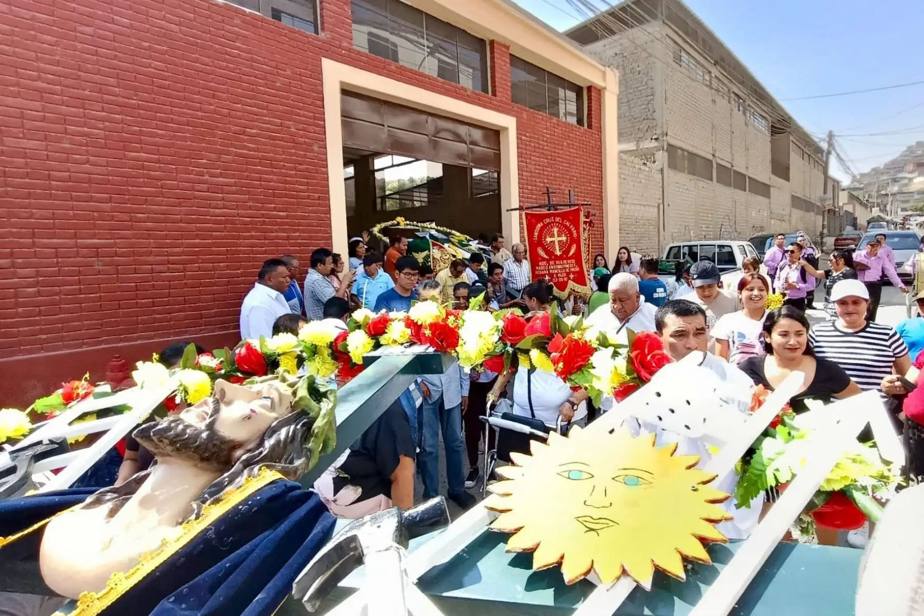 Este primer domingo de mayo, cientos de fieles celebran las Fiestas de las Cruces con tradiciones y rituales que unen a la comunidad en la fe y la esperanza, en la Parroquia Nueva Esperanza de Villa María del Triunfo.
Foto: Cortesía Walter Medina