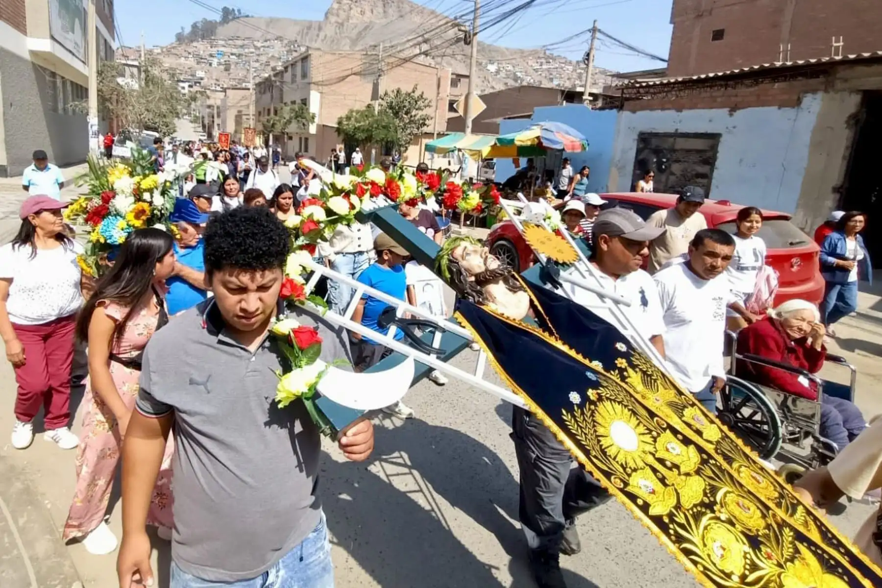 Este primer domingo de mayo, cientos de fieles celebran las Fiestas de las Cruces con tradiciones y rituales que unen a la comunidad en la fe y la esperanza, en la Parroquia Nueva Esperanza de Villa María del Triunfo.
Foto: Cortesía Walter Medina