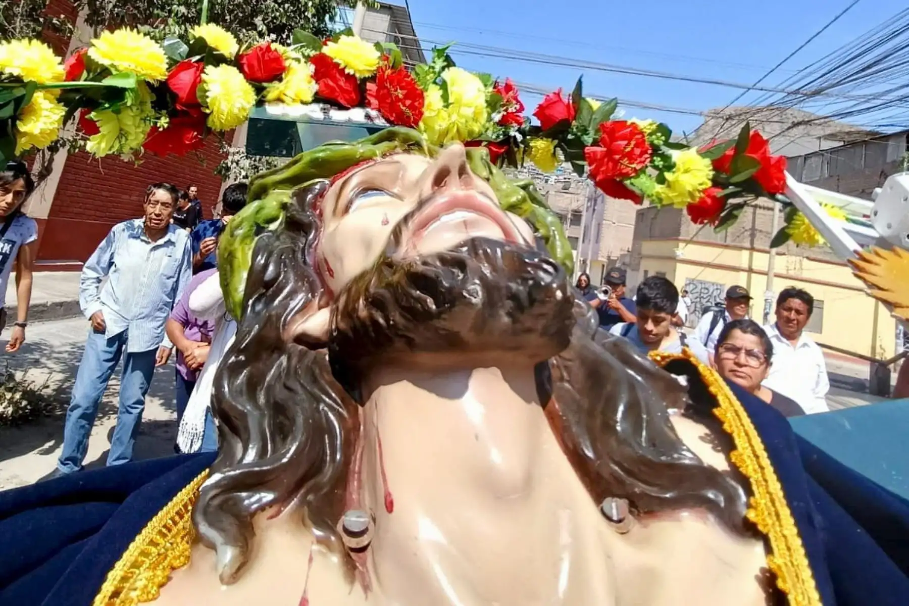 Este primer domingo de mayo, cientos de fieles celebran las Fiestas de las Cruces con tradiciones y rituales que unen a la comunidad en la fe y la esperanza, en la Parroquia Nueva Esperanza de Villa María del Triunfo.
Foto: Cortesía Walter Medina
