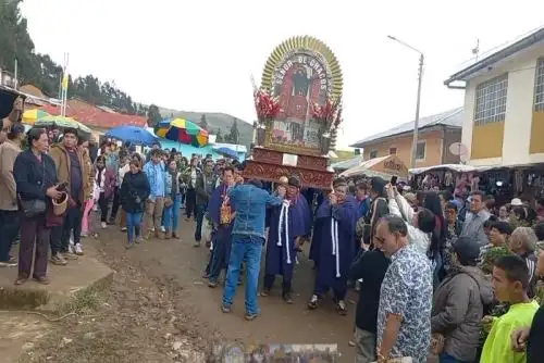 El Señor de Chacos es una imagen milagrosa de Cristo Crucificado que atrae a devotos de todas las regiones del Perú y del extranjero.