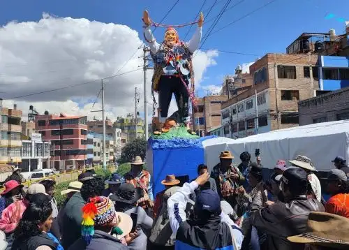 Puno celebró Fiesta de la Santísima las Cruces y la tradicional Feria de las Alasitas 2025.