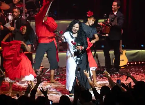 Eva Ayllón celebra 55 años de trayectoria artística con gira nacional.