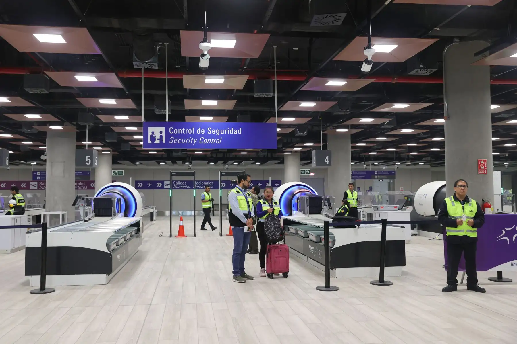 La zona de  control de seguridad del nuevo Aeropuerto Internacional Jorge Chavez cuenta con modernos tomógrafos de ultima generación para la revisión de equipaje.  Foto: ANDINA/Melina Mejía
