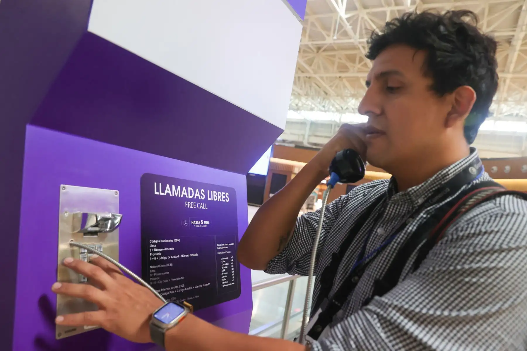 El Nuevo Aeropuerto Internacional Jorge Chavez ha colocado varios módulos para llamadas libres, donde los pasajeros podrán comunicarse a nivel nacional e internacional  sin ningún costo .  Foto: ANDINA/Melina Mejía