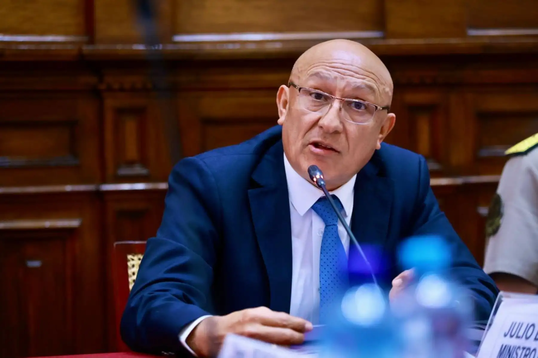 El ministro del Interior, Gral. Julio Díaz Zulueta, se presenta ante la Comisión de Defensa Nacional, Orden Interno, Desarrollo Alternativo y Lucha contra las Drogas del Congreso de la República. Foto: Congreso