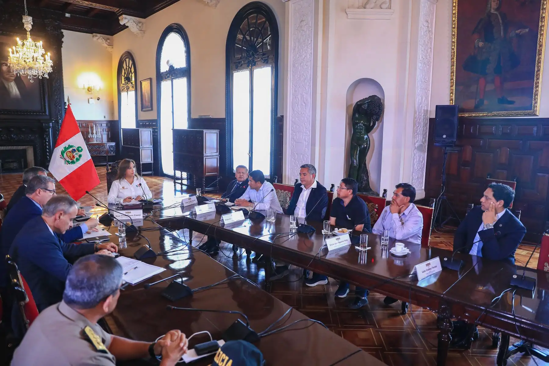 Desde Palacio de Gobierno, la presidenta de la República, Dina Ercilia Boluarte Zegarra, acompañada de ministros de Estado, se reunió con los alcaldes de la provincia y del distrito de Pataz, tras el asesinato de 13 mineros en dicha zona de La Libertad. Foto: ANDINA/Presidencia