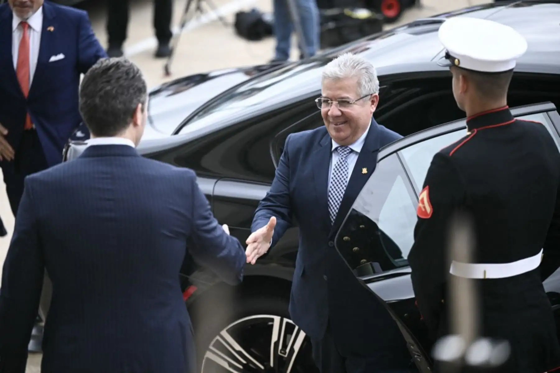 El Secretario de Defensa de Estados Unidos, Pete Hegseth, recibe al ministro de Defensa del Perú, Walter Astudillo, en el Pentágono, en Washington DC, el 5 de mayo de 2025, en donde sostendrán una reunión bilateral con el fin de reforzar la alianza en defensa y seguridad entre ambos países. Foto: AFP