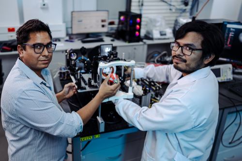 La invención utiliza tomografía de coherencia óptica con elastografía (OCE) y un módulo de multiexcitación para detectar afecciones como el queratocono y el glaucoma normotensivo. Foto: PUCP