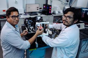 La invención utiliza tomografía de coherencia óptica con elastografía (OCE) y un módulo de multiexcitación para detectar afecciones como el queratocono y el glaucoma normotensivo. Foto: PUCP