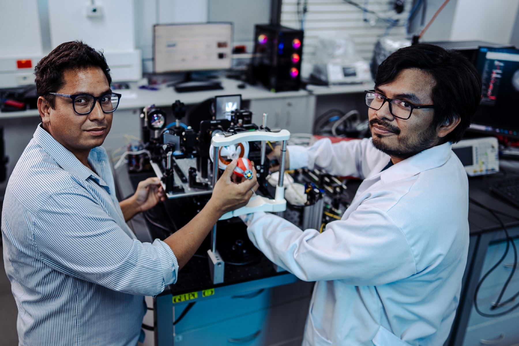 La invención utiliza tomografía de coherencia óptica con elastografía (OCE) y un módulo de multiexcitación para detectar afecciones como el queratocono y el glaucoma normotensivo. Foto: PUCP