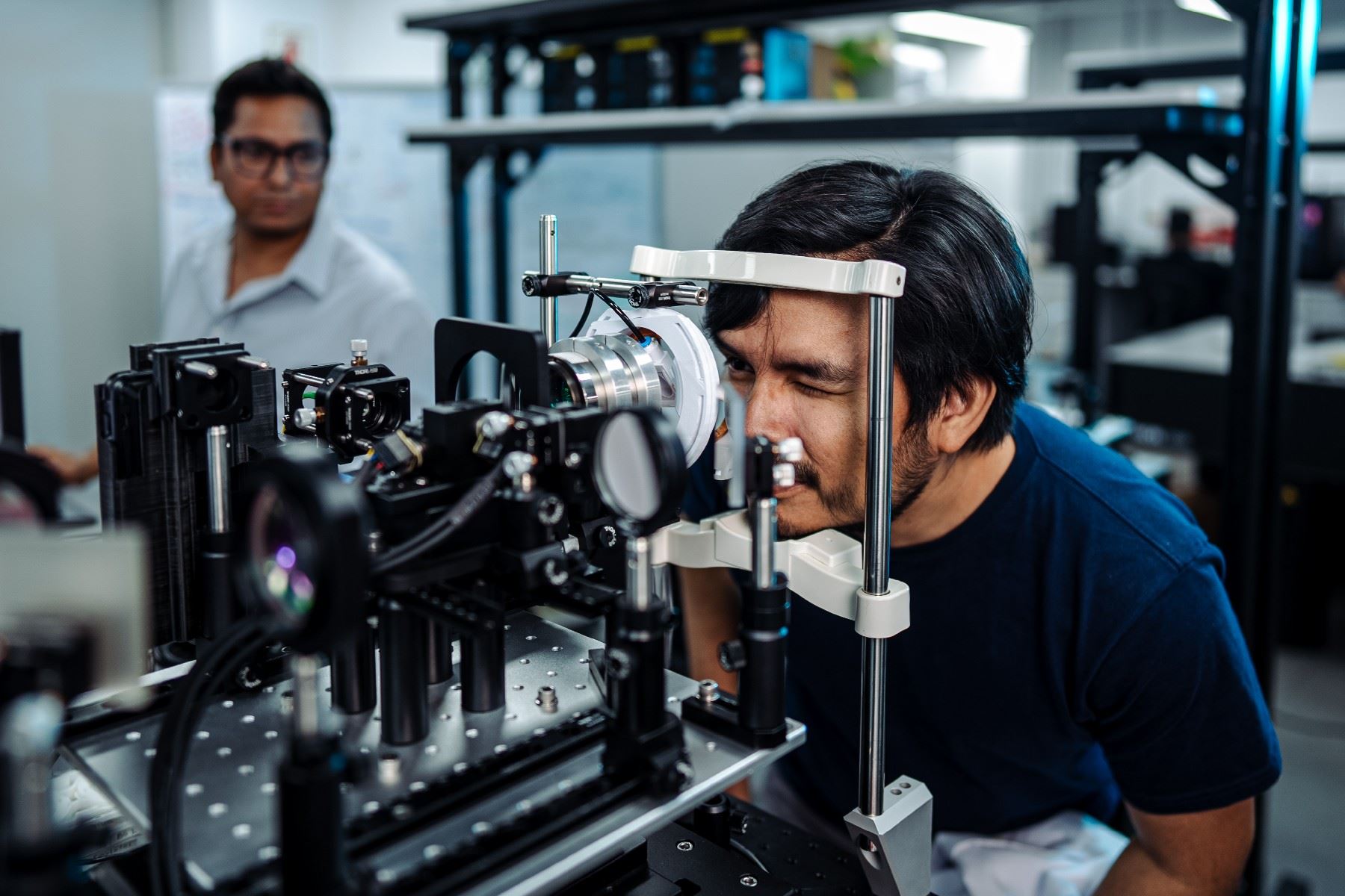 La invención utiliza tomografía de coherencia óptica con elastografía (OCE) y un módulo de multiexcitación para detectar afecciones como el queratocono y el glaucoma normotensivo. Foto: PUCP
