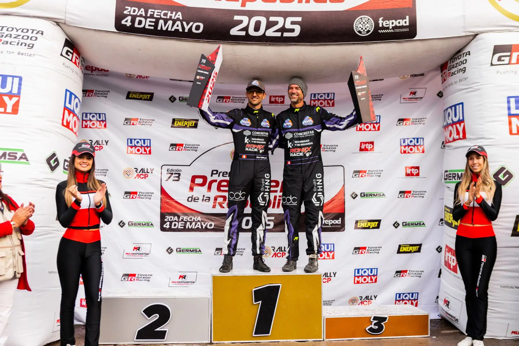 Alex Heilbrunn and Juan Pedro Cilloniz receive the top trophy.