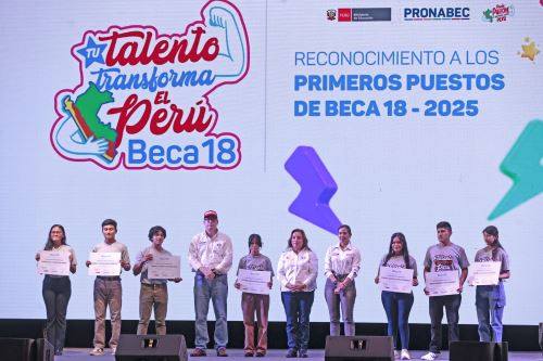 Presidenta de la República, Dina Boluarte, encabezó ceremonia de bienvenida a becarios de Beca 18–2025