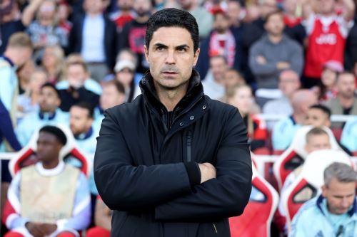 El entrenador del Arsenal, Mikel Arteta, observa antes del partido de ida de las semifinales de la UEFA Champions League entre el Arsenal FC y el Paris Saint-Germain, en Londres. Foto: EFE