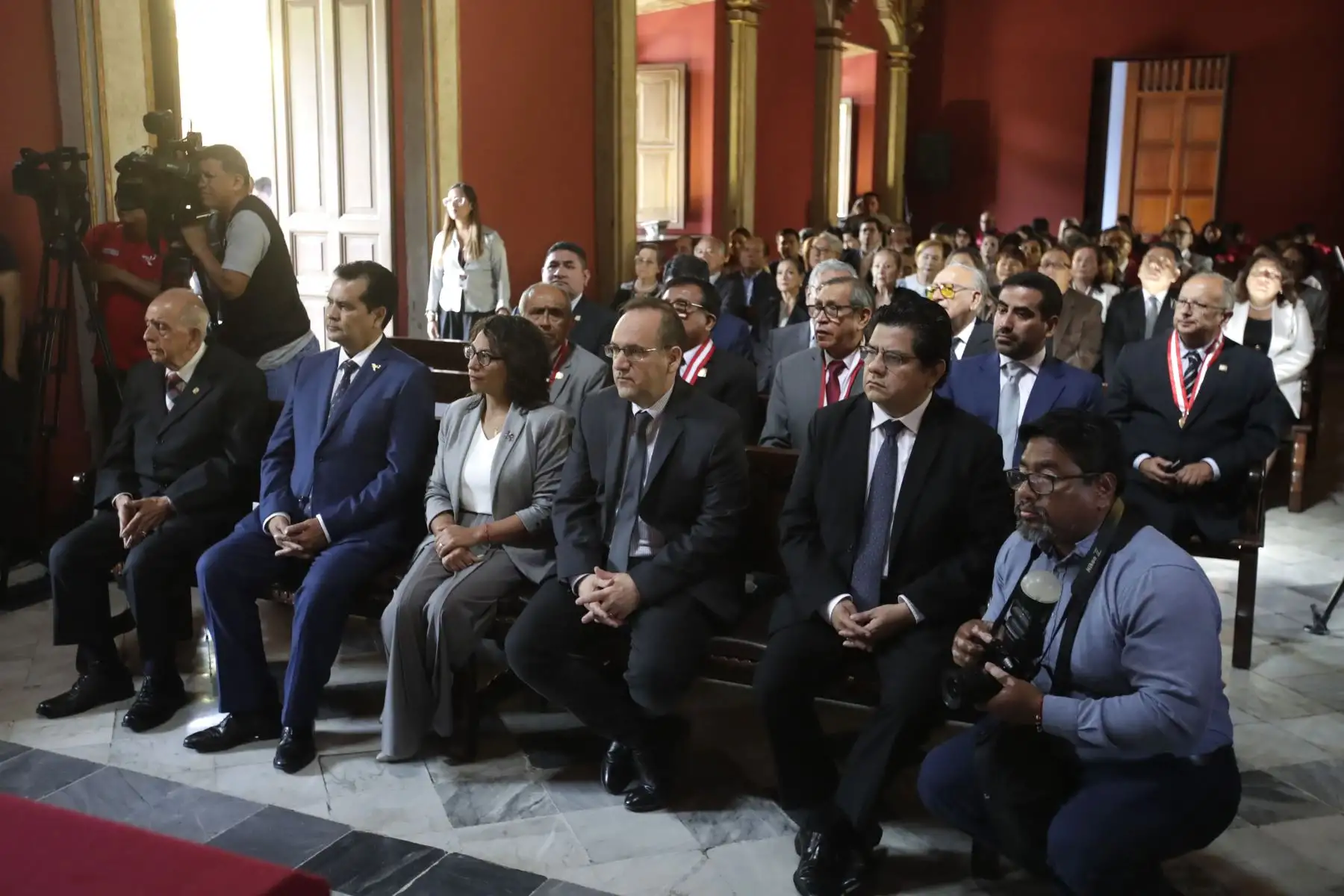 La Universidad Nacional Mayor de San Marcos otorga la “Medalla Sanmarquina” a 6 personalidades egresados cuyas trayectorias personales y profesionales encarnan los valores institucionales, en el marco de sus celebraciones por su 474 aniversario. En la imagen, la rectora Dra. Jerí Ramón Ruffner.
Foto: ANDINA/Eddy Ramos