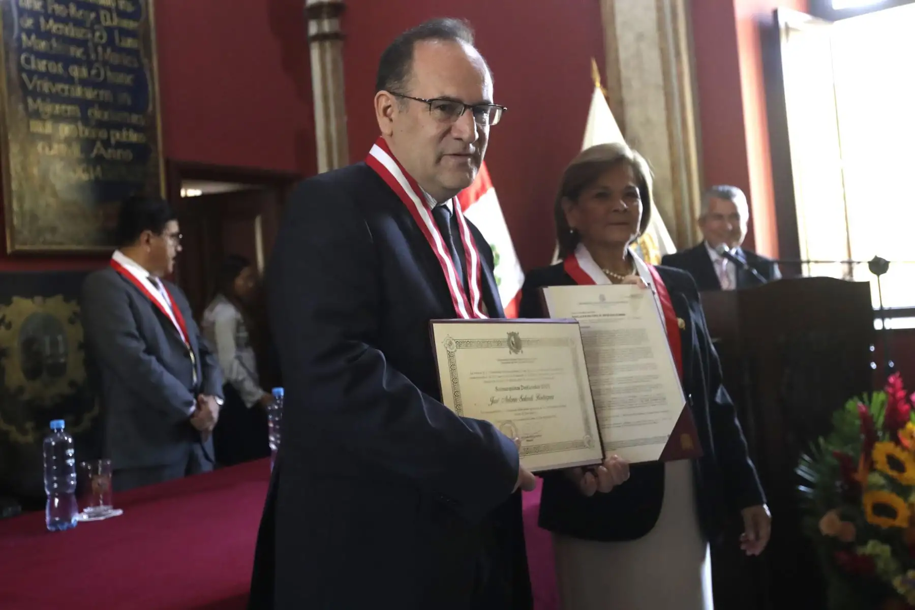 La Universidad Nacional Mayor de San Marcos otorga la “Medalla Sanmarquina” a 6 personalidades egresados cuyas trayectorias personales y profesionales encarnan los valores institucionales, en el marco de sus celebraciones por su 474 aniversario. En la imagen, José Antonio Salardi Rodríguez, actual ministro de Economía y Finanzas.
Foto: ANDINA/Eddy Ramos
