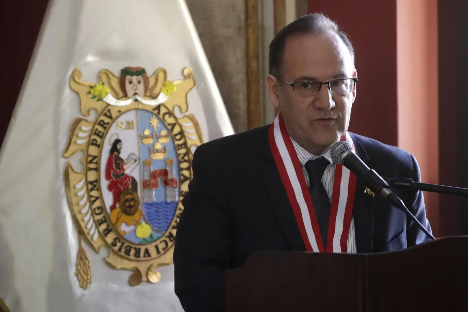 La Universidad Nacional Mayor de San Marcos otorga la “Medalla Sanmarquina” a 6 personalidades egresados cuyas trayectorias personales y profesionales encarnan los valores institucionales, en el marco de sus celebraciones por su 474 aniversario. En la imagen, José Antonio Salardi Rodríguez, actual ministro de Economía y Finanzas.
Foto: ANDINA/Eddy Ramos