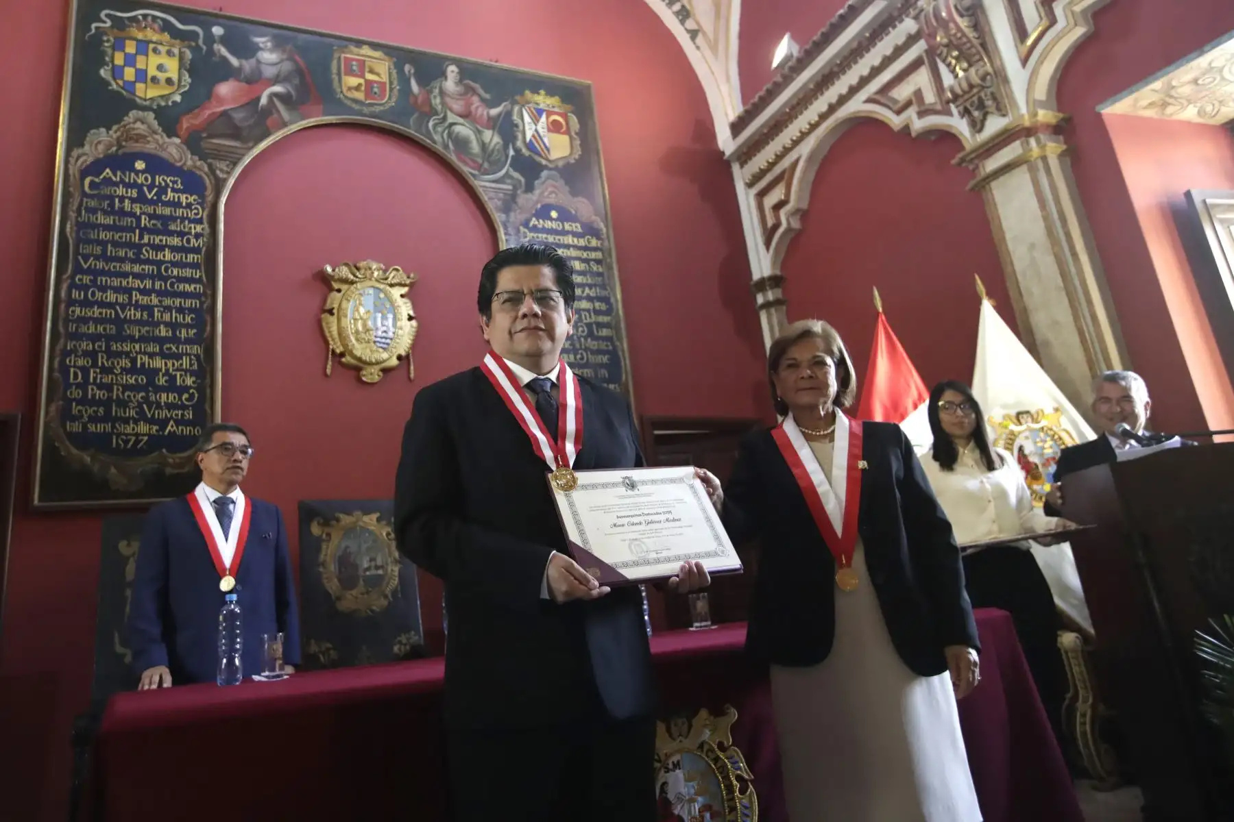 La Universidad Nacional Mayor de San Marcos otorga la “Medalla Sanmarquina” a 6 personalidades egresados cuyas trayectorias personales y profesionales encarnan los valores institucionales, en el marco de sus celebraciones por su 474 aniversario. En la imagen, el magister Mauro Orlando Gutiérrez Martínez, presidente ejecutivo de la SUNASS.
Foto: ANDINA/Eddy Ramos