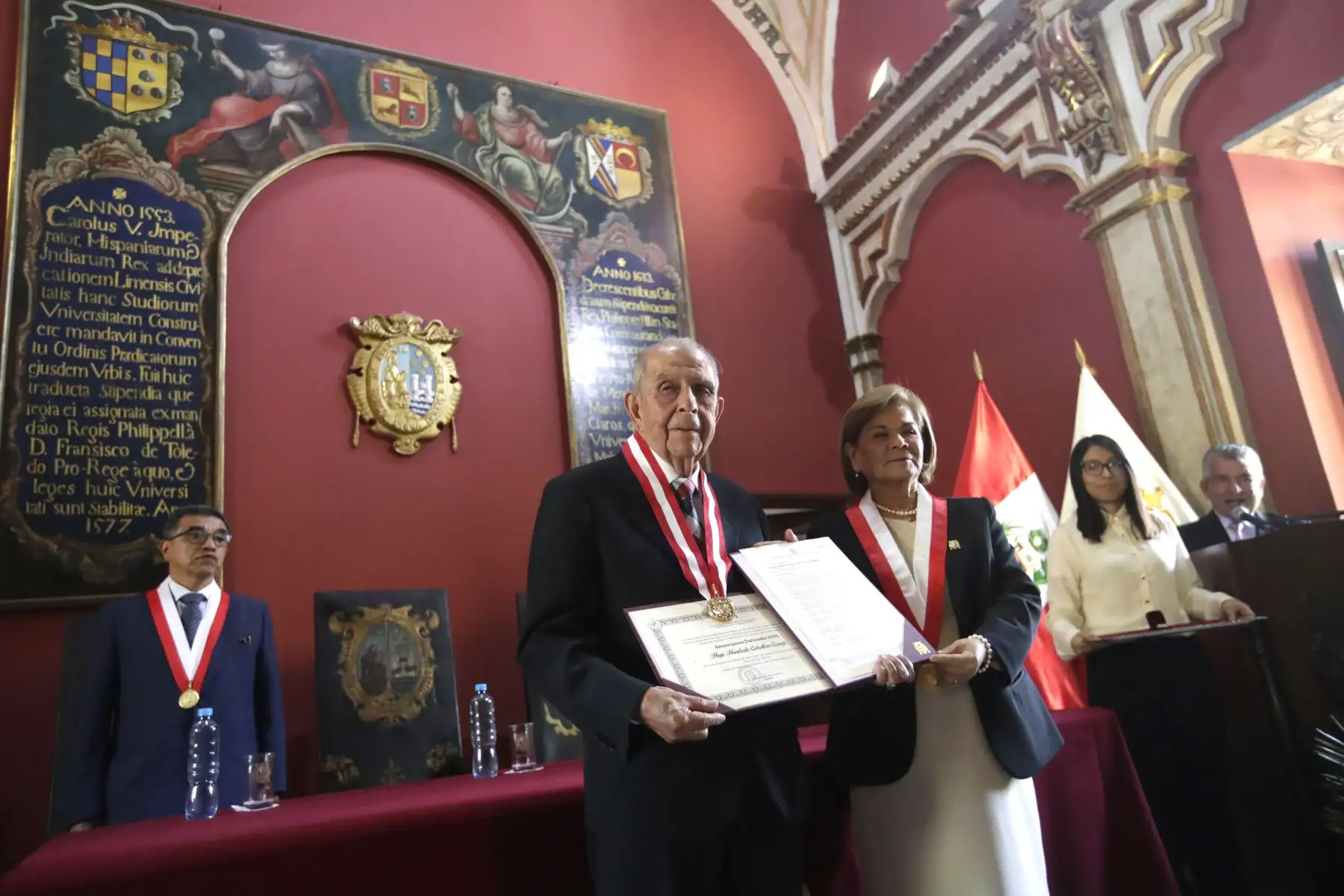 La Universidad Nacional Mayor de San Marcos otorga la “Medalla Sanmarquina” a 6 personalidades egresados cuyas trayectorias personales y profesionales encarnan los valores institucionales, en el marco de sus celebraciones por su 474 aniversario. En la imagen, el doctor Hugo Caballero pionero de la odontología forense en el Perú y autor del primer tratado nacional sobre esta especialidad.
Foto: ANDINA/Eddy Ramos