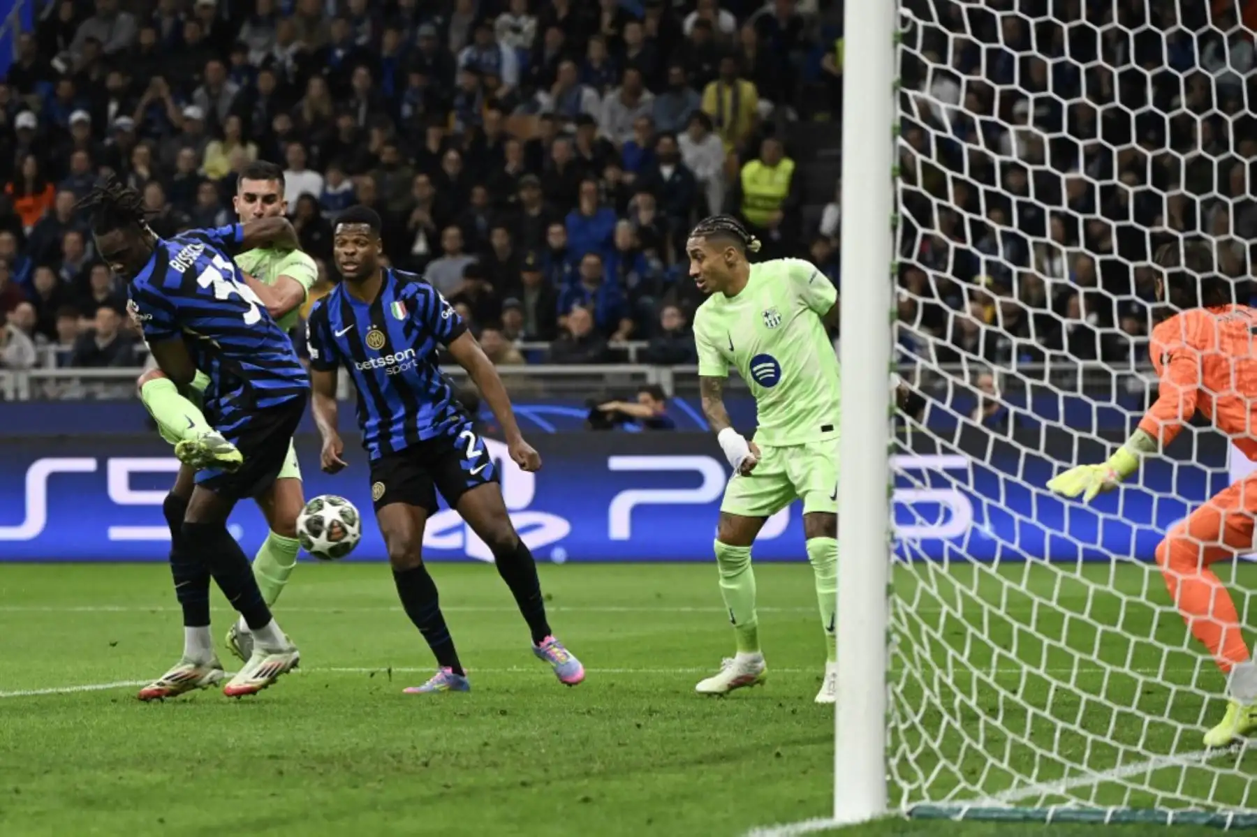 El delantero español del Barcelona, # 07 Ferran Torres (2L), dispara al defensa alemán del Inter de Milán # 31 Yann-Aurel Bisseck (L) durante el partido de fútbol de ida de la semifinal de la UEFA Liga de Campeones entre el Inter de Milán y el FC Barcelona en el estadio de San Siro en Milán el 6 de mayo de 2025.
PIERO CRUCIATTI / AFP