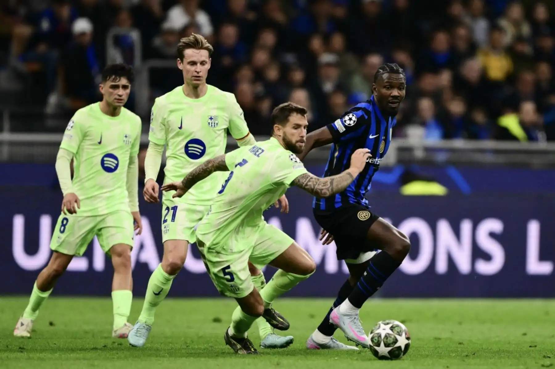 El defensor español del Barcelona #05 Inigo Martínez Berridi (2R) y el delantero francés del Inter de Milán #09 Marcus Thuram luchan por el balón durante el partido de fútbol de segunda vuelta de la semifinal de la Liga de Campeones de la UEFA entre el Inter de Milán y el FC Barcelona en el estadio San Siro de Milán el 6 de mayo de 2025. (Foto de Marco BERTORELLO / AFP)