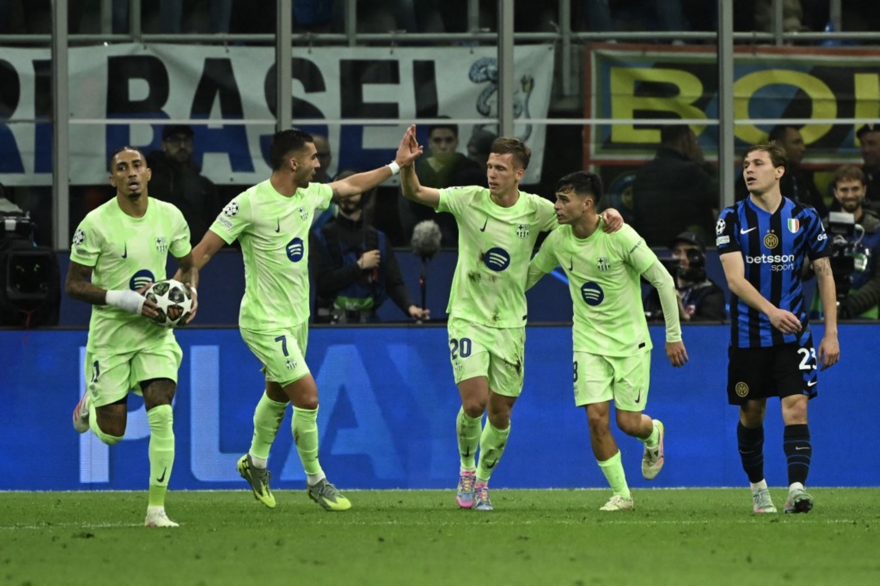 Daniel Olmo anota el empate transitorio en el partido  de semifinal de vuelta de la Liga Campeones