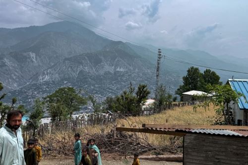 Aldeanos caminan por un sendero rural cerca de Muzaffarabad, la capital de Cachemira administrada por Pakistán (imagen referencial). Foto: AFP