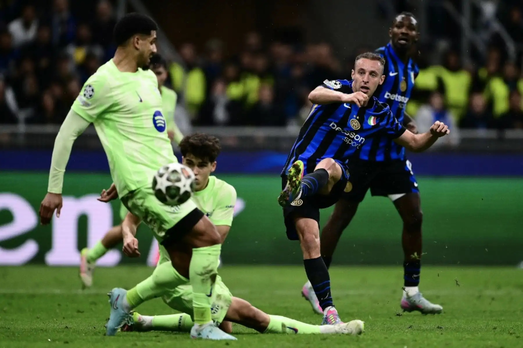 El centrocampista italiano del Inter de Milán, Davide Frattesi, marca el cuarto gol de su equipo durante el partido de vuelta de la semifinal de la Liga de Campeones de la UEFA entre el Inter de Milán y el FC Barcelona en el estadio San Siro de Milán el 6 de mayo de 2025. Foto: AFP