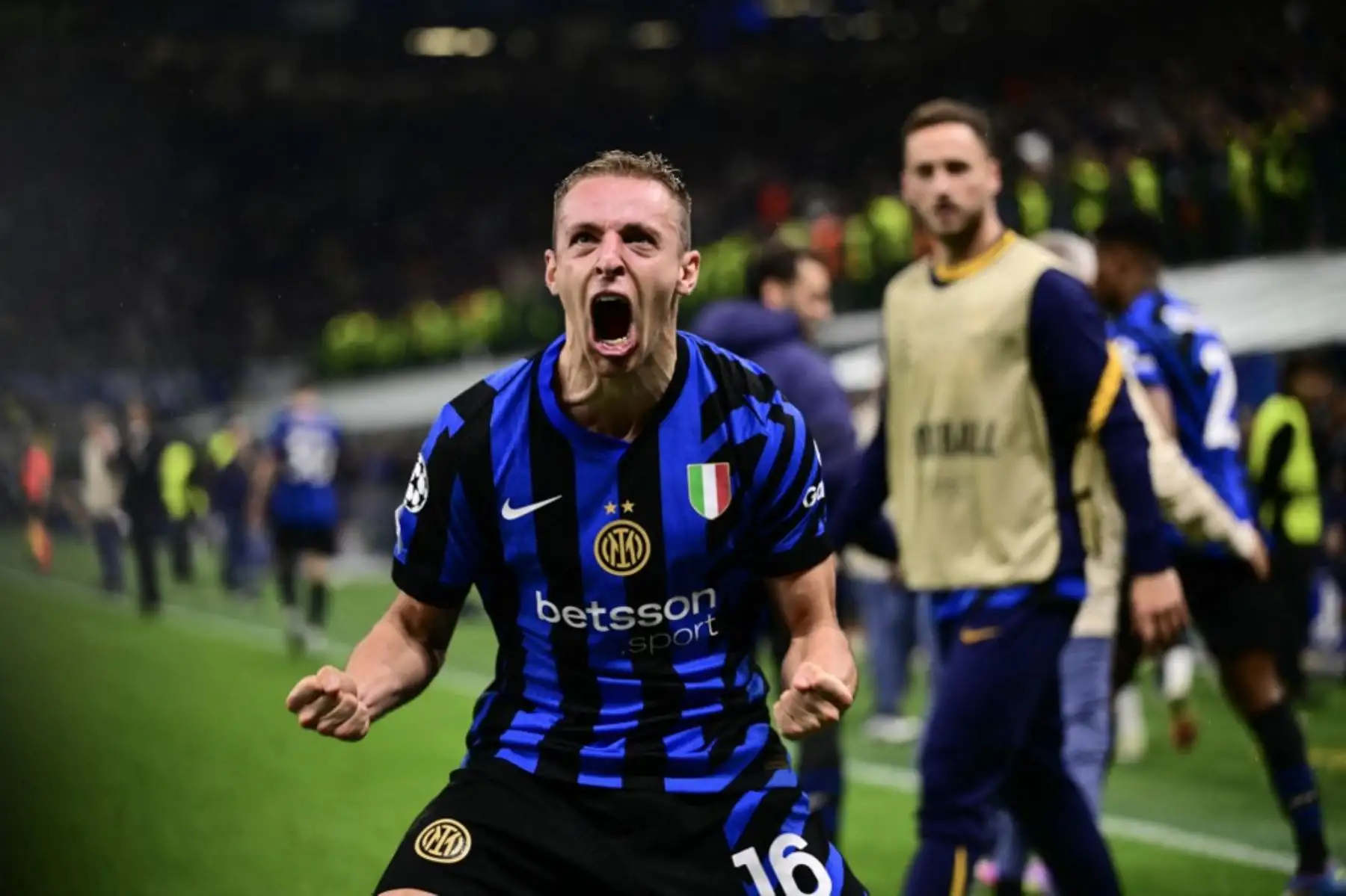 El centrocampista italiano del Inter de Milán, Davide Frattesi, celebra el cuarto gol de su equipo durante el partido de vuelta de la semifinal de la Liga de Campeones de la UEFA entre el Inter de Milán y el FC Barcelona en el estadio San Siro de Milán el 6 de mayo de 2025. Foto: AFP