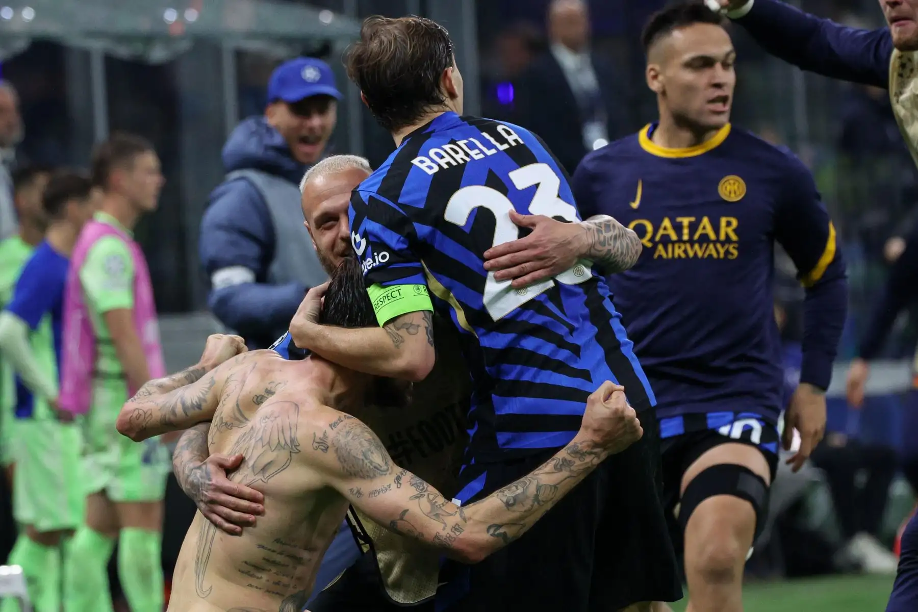 Francesco Acerbi del FC Inter celebra con sus compañeros de equipo después de marcar el gol 3-3 durante el partido de vuelta de la semifinal de la UEFA Champions League entre el Inter de Milán y el FC Barcelona, ​​en Milán, Italia, el 6 de mayo de 2025. Foto: EFE