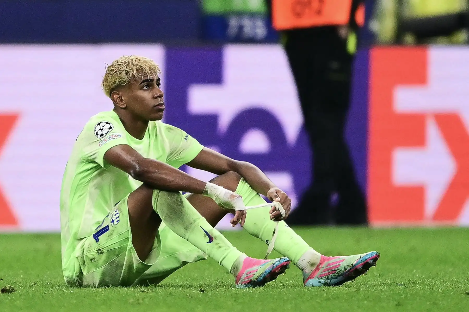 El delantero español del Barcelona, ​​Lamine Yamal, reacciona después de que el Inter de Milán ganara el partido de vuelta de la semifinal de la Liga de Campeones de la UEFA entre el Inter de Milán y el FC Barcelona en el estadio San Siro de Milán el 6 de mayo de 2025. Foto: AFP