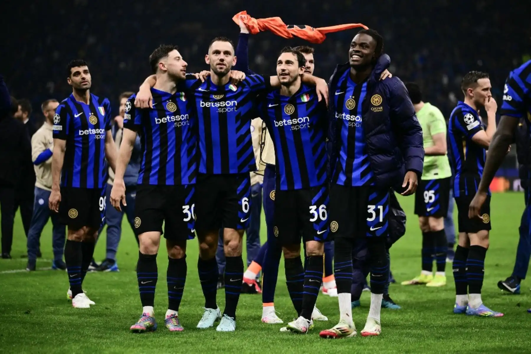 Los jugadores del Inter Carlos Augusto, Stefan de Vrij, Matteo Darmian y Yann-Aurel Bisseck celebran después de que su equipo ganara el partido de vuelta de la semifinal de la UEFA Champions League entre el Inter de Milán y el FC Barcelona en el estadio San Siro en Milán el 6 de mayo de 2025. Foto: AFP