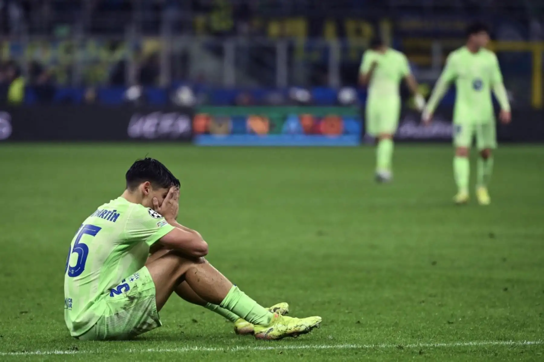 El defensa español del Barcelona, ​​Gerard Martín, se lamenta después de que el Inter ganara el partido de vuelta de la semifinal de la Liga de Campeones de la UEFA entre el Inter de Milán y el FC Barcelona en el estadio San Siro de Milán el 6 de mayo de 2025. Foto: AFP