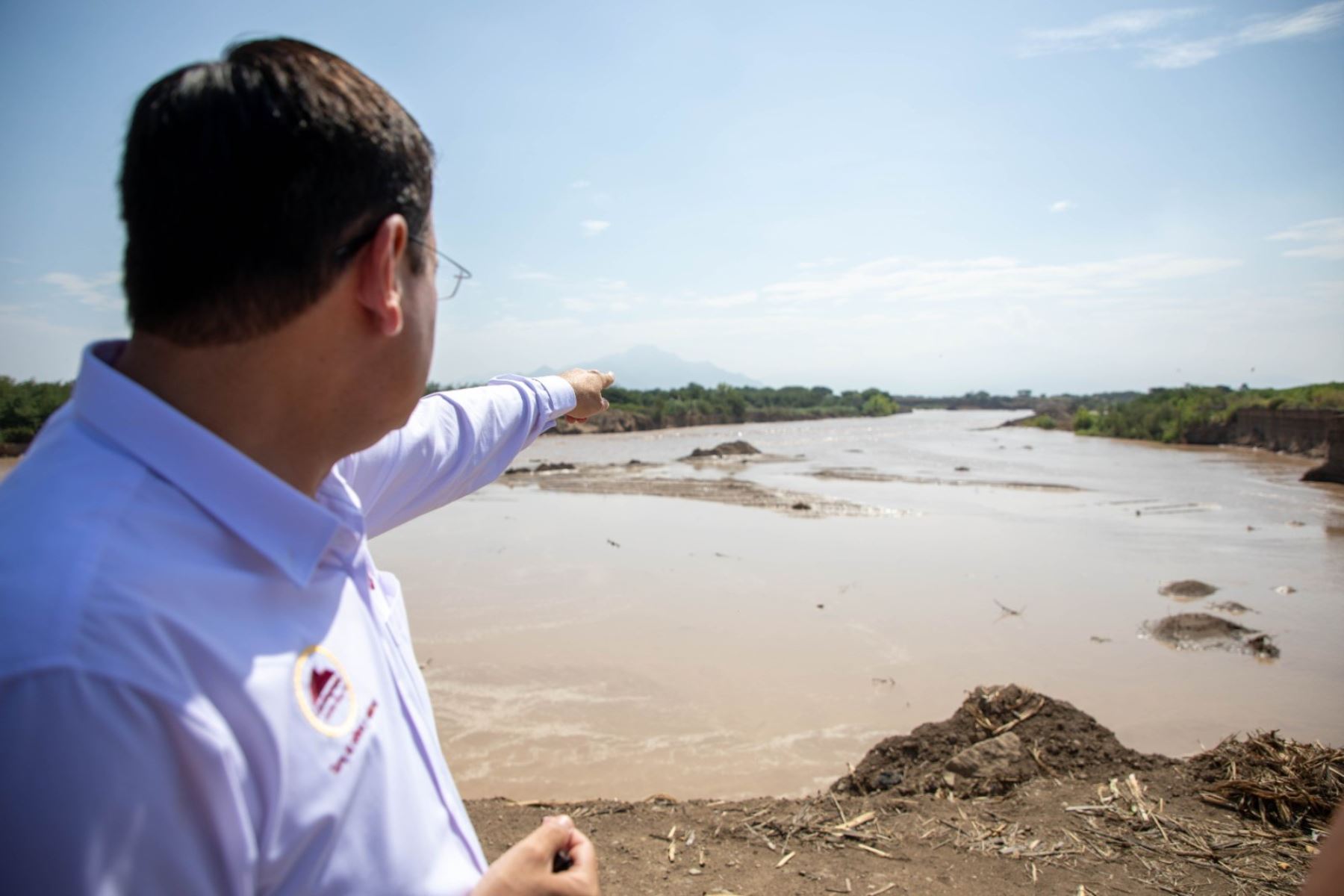El gobernador de Lambayeque, Jorge Pérez Flores, supervisó el cauce del río Chancay. Foto: Cortesía