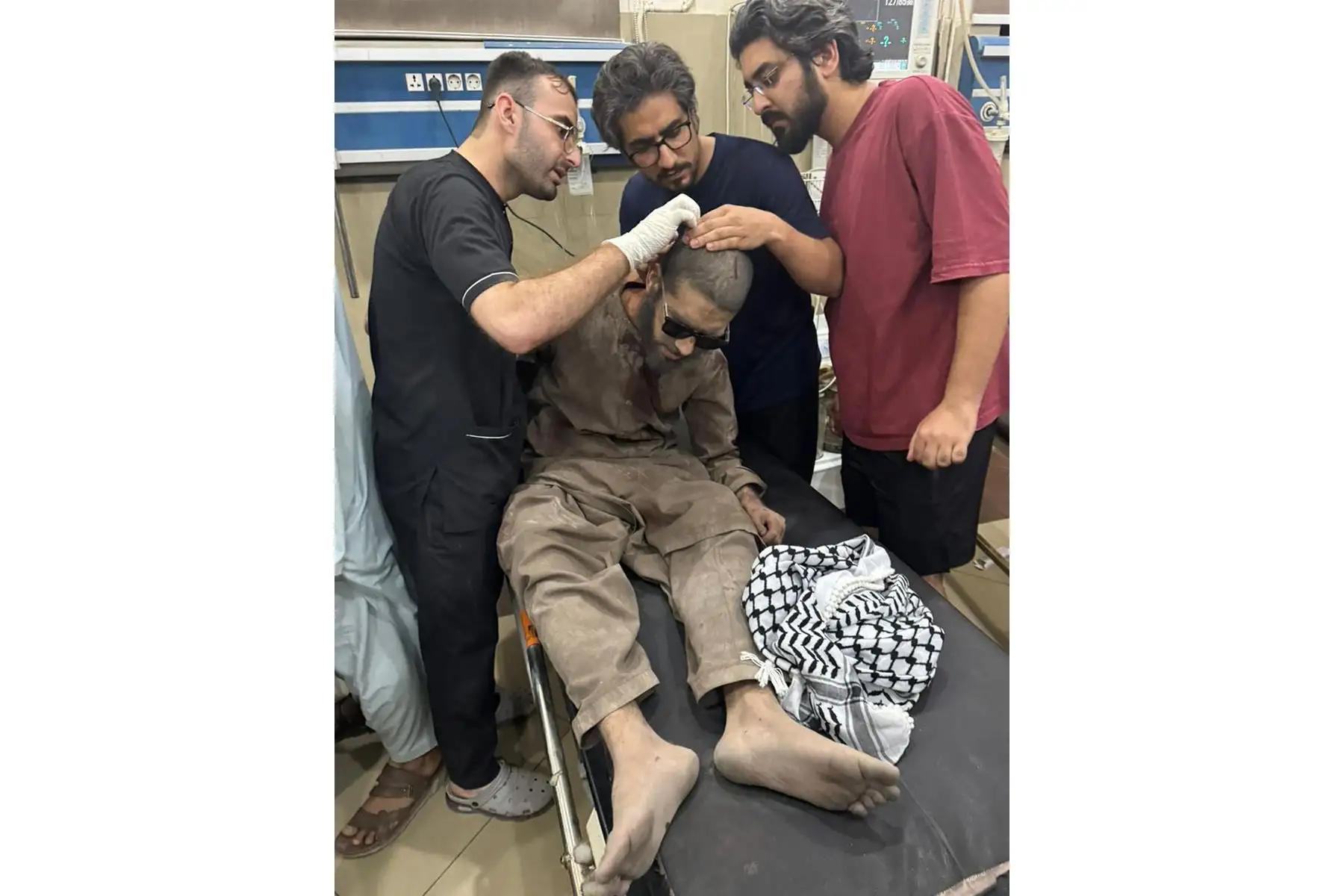 En esta foto proporcionada por Relaciones Públicas Inter Servicios del ejército paquistaní, se muestra a una persona siendo atendida después de sufrir lesiones durante un presunto ataque con misiles indios en un hospital en Bahawalpur, Pakistán, el 6 de mayo de 2025. Foto: EFE