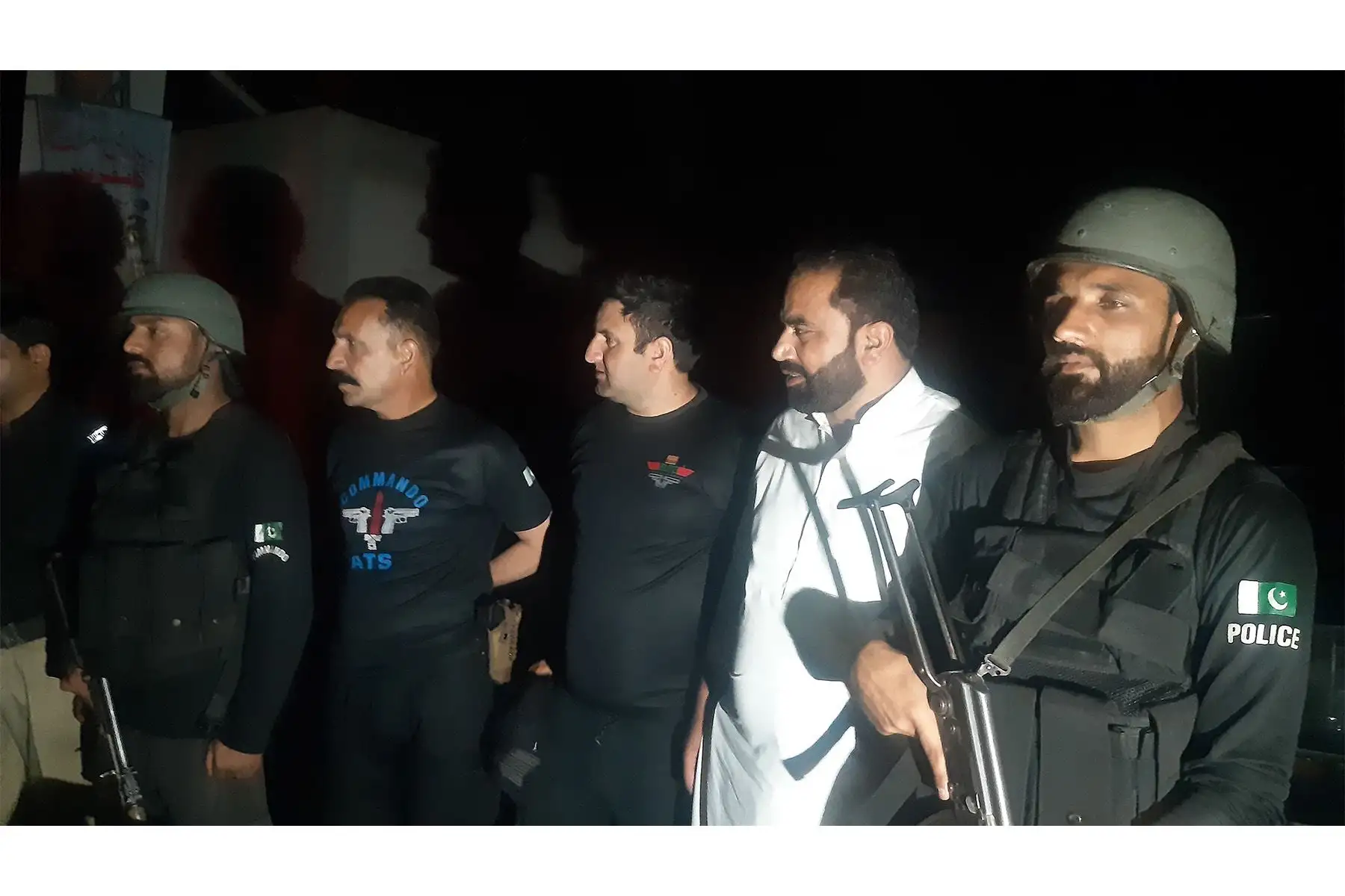 La policía asegura el área después de los ataques con misiles de La India en Muzaffarabad, la capital de Cachemira administrada por Pakistán, el 6 de mayo de 2025. La India realizó ataques militares en nueve sitios en Pakistán en represalia por un ataque militar mortal contra turistas en Cachemira. Foto: EFE