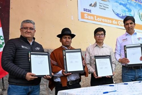 El ministro del Ambiente, Juan Carlos Castro, suscribió un convenio con la comunidad campesina de Carania, que trabaja en la conservación de la Nor Yauyos Cochas. Foto: Minam
