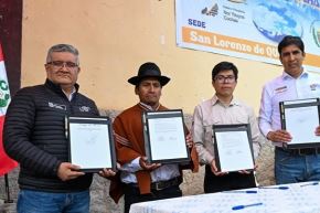 El ministro del Ambiente, Juan Carlos Castro, suscribió un convenio con la comunidad campesina de Carania, que trabaja en la conservación de la Nor Yauyos Cochas. Foto: Minam