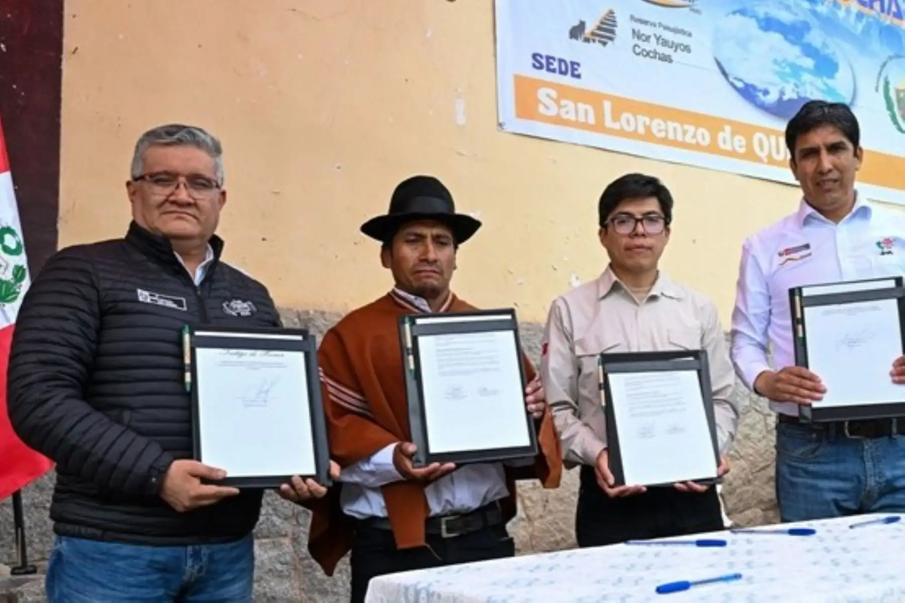 El ministro del Ambiente, Juan Carlos Castro, suscribió un convenio con la comunidad campesina de Carania, que trabaja en la conservación de la Nor Yauyos Cochas. Foto: Minam