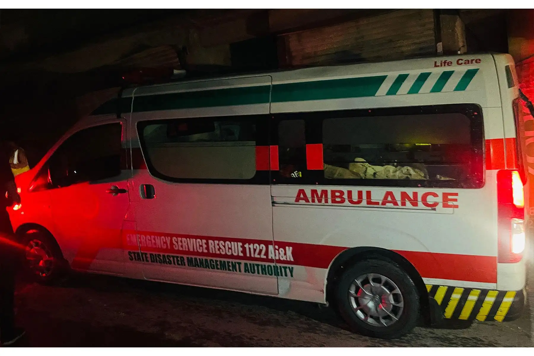 Una ambulancia llega cerca del lugar de un ataque en Muzaffarabad, la capital de Cachemira administrada por Pakistán, el 6 de mayo de 2025. La India disparó misiles contra territorio paquistaní en una importante escalada de tensiones entre ambos países. Foto: AFP
