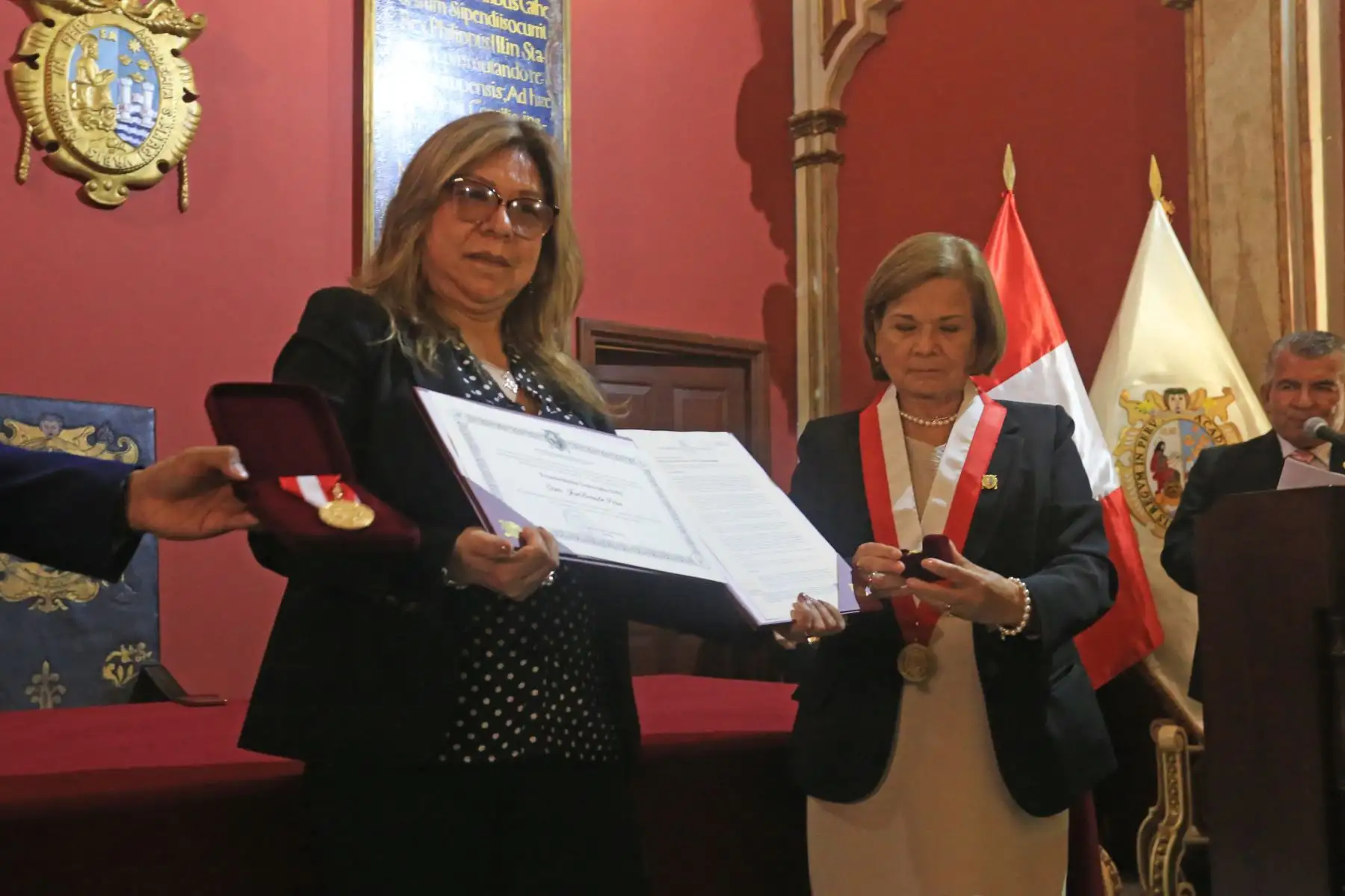 En el marco de su 474 aniversario, la Universidad Nacional Mayor de San Marcos (UNMSM) otorgó la “Medalla Sanmarquina” a distinguidas personalidades del sector público como la presidenta del Poder Judicial, la ministra de la Mujer y Poblaciones Vulnerables, el presidente del Directorio de PetroPerú, y el presidente Ejecutivo de INACAL. FOTO: ANDINA/Héctor Vinces