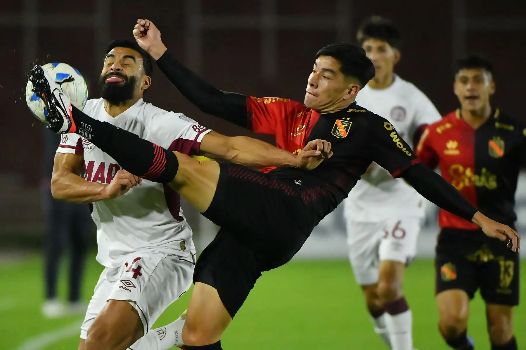El delantero de Lanús, Pedro Canelo, y el defensor argentino de Melgar, Leonel González, luchan por el balón durante el partido de fútbol de la fase de grupos de la Copa Sudamericana entre Melgar de Perú y Lanús de Argentina en el estadio Monumental de la UNSA en Arequipa, el 6 de mayo de 2025. Foto: AFP