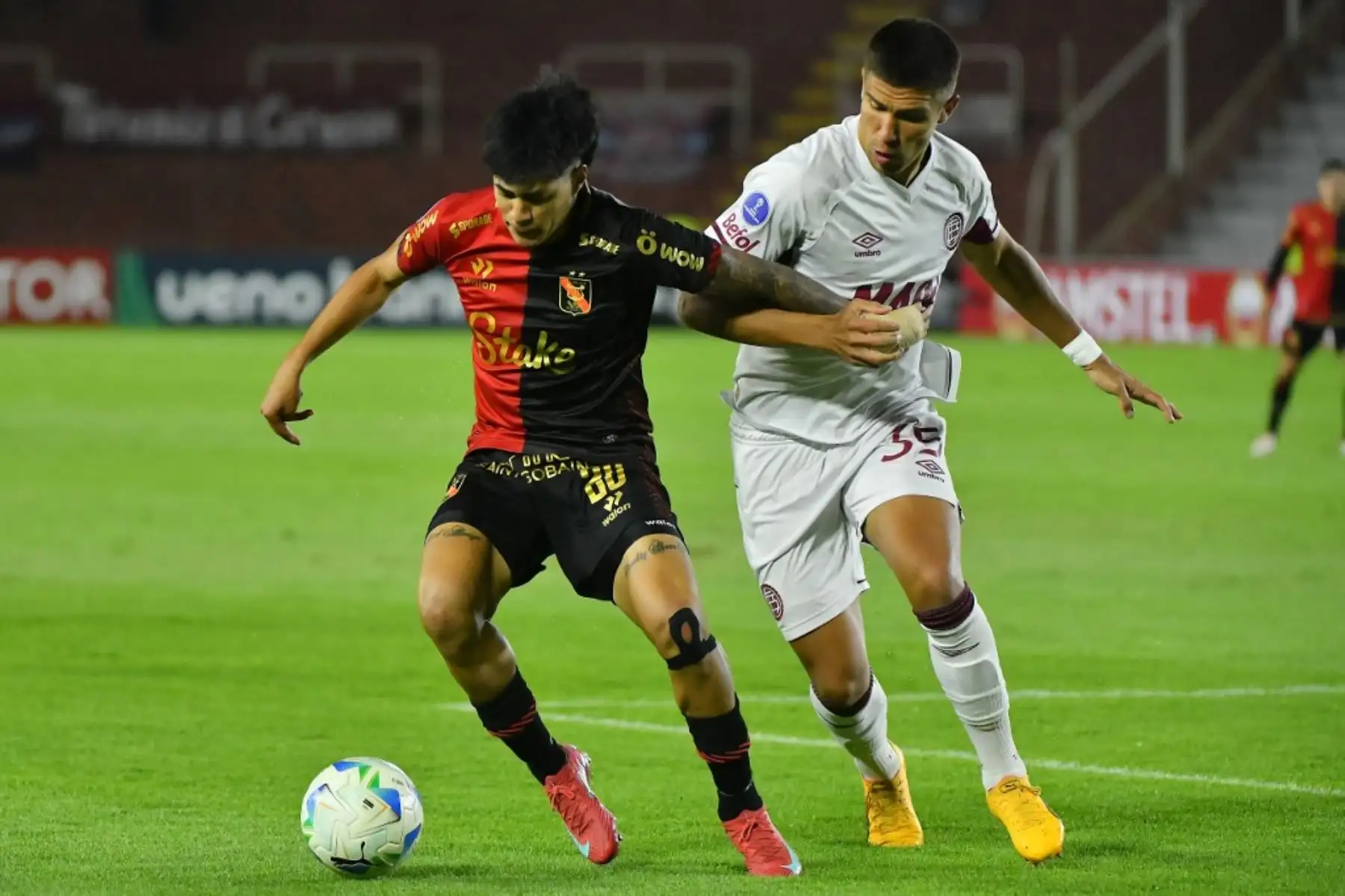 El mediocampista de Melgar, Kenji Cabrera, y el defensor paraguayo de Lanús, Ronaldo de Jesús, luchan por el balón durante el partido de fútbol de la fase de grupos de la Copa Sudamericana entre Melgar de Perú y Lanús de Argentina en el estadio Monumental de la UNSA en Arequipa, el 6 de mayo de 2025. Foto: AFP