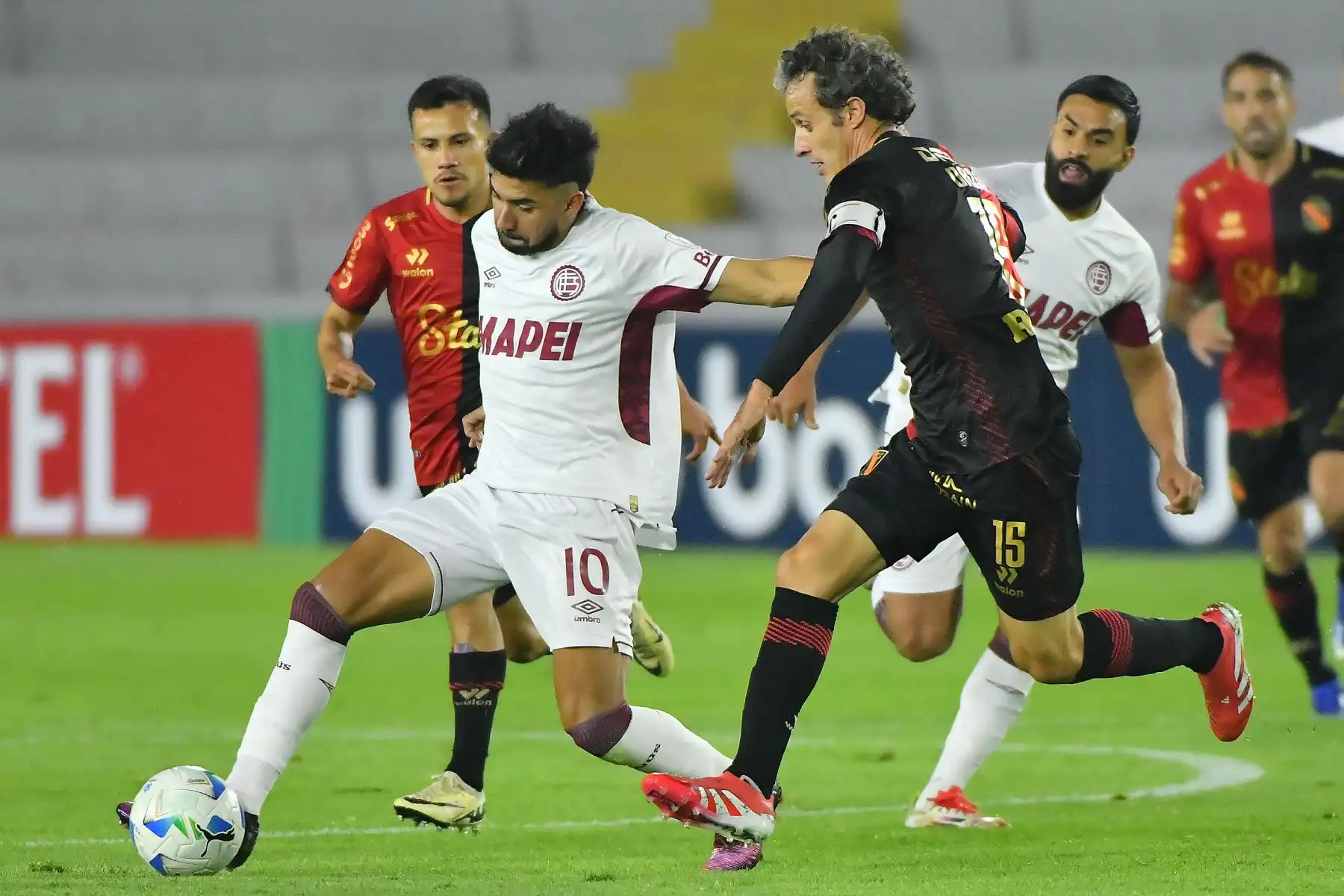 El mediocampista de Lanus, Marcelino Moreno, y el mediocampista argentino de Melgar, Horacio de Dios Orzán, luchan por el balón durante el partido de fútbol de la fase de grupos de la Copa Sudamericana entre Melgar de Perú y Lanus de Argentina en el estadio Monumental de la UNSA en Arequipa, el 6 de mayo de 2025. Foto: AFP