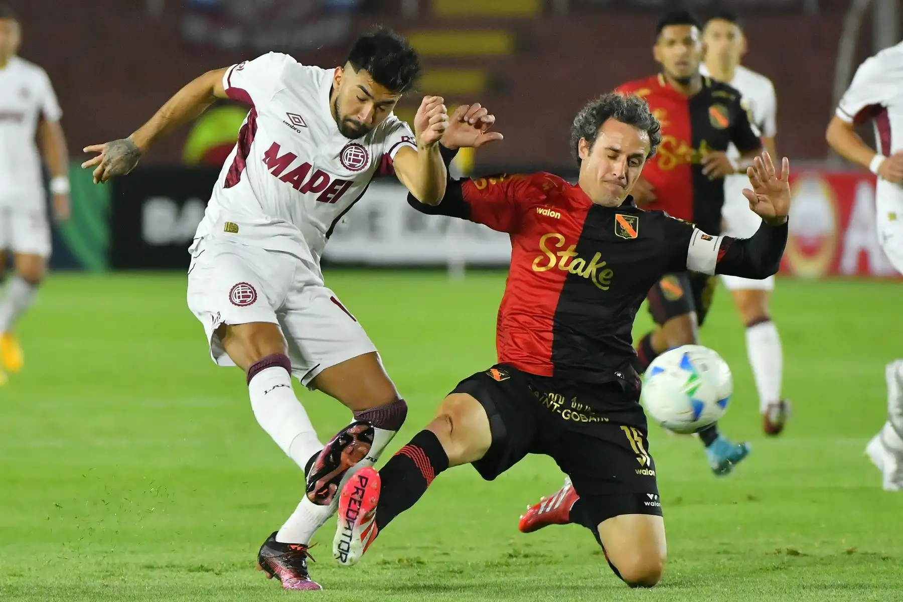 El mediocampista de Lanus, Marcelino Moreno, y el mediocampista argentino de Melgar, Horacio de Dios Orzán, luchan por el balón durante el partido de fútbol de la fase de grupos de la Copa Sudamericana entre Melgar de Perú y Lanus de Argentina en el estadio Monumental de la UNSA en Arequipa, el 6 de mayo de 2025. Foto: AFP