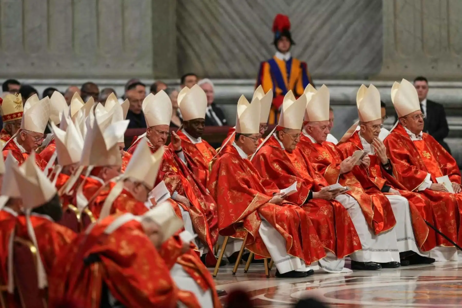 Cardenales durante una misa previa al inicio del cónclave para la elección del Pontífice, en la Basílica de San Pedro del Vaticano. Foto: AFP